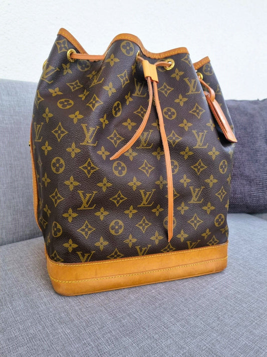 Designertasche Boden: Was beim Abstellen passiert und was es am Secondhandmarkt kostet