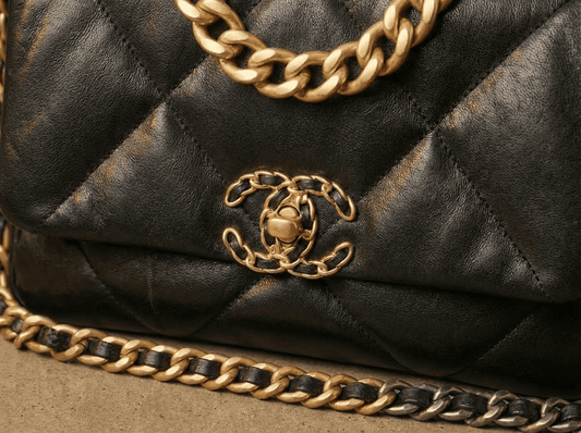 Chanel Seriennummer prüfen: Code lesen, Sticker verstehen & Fakes erkennen