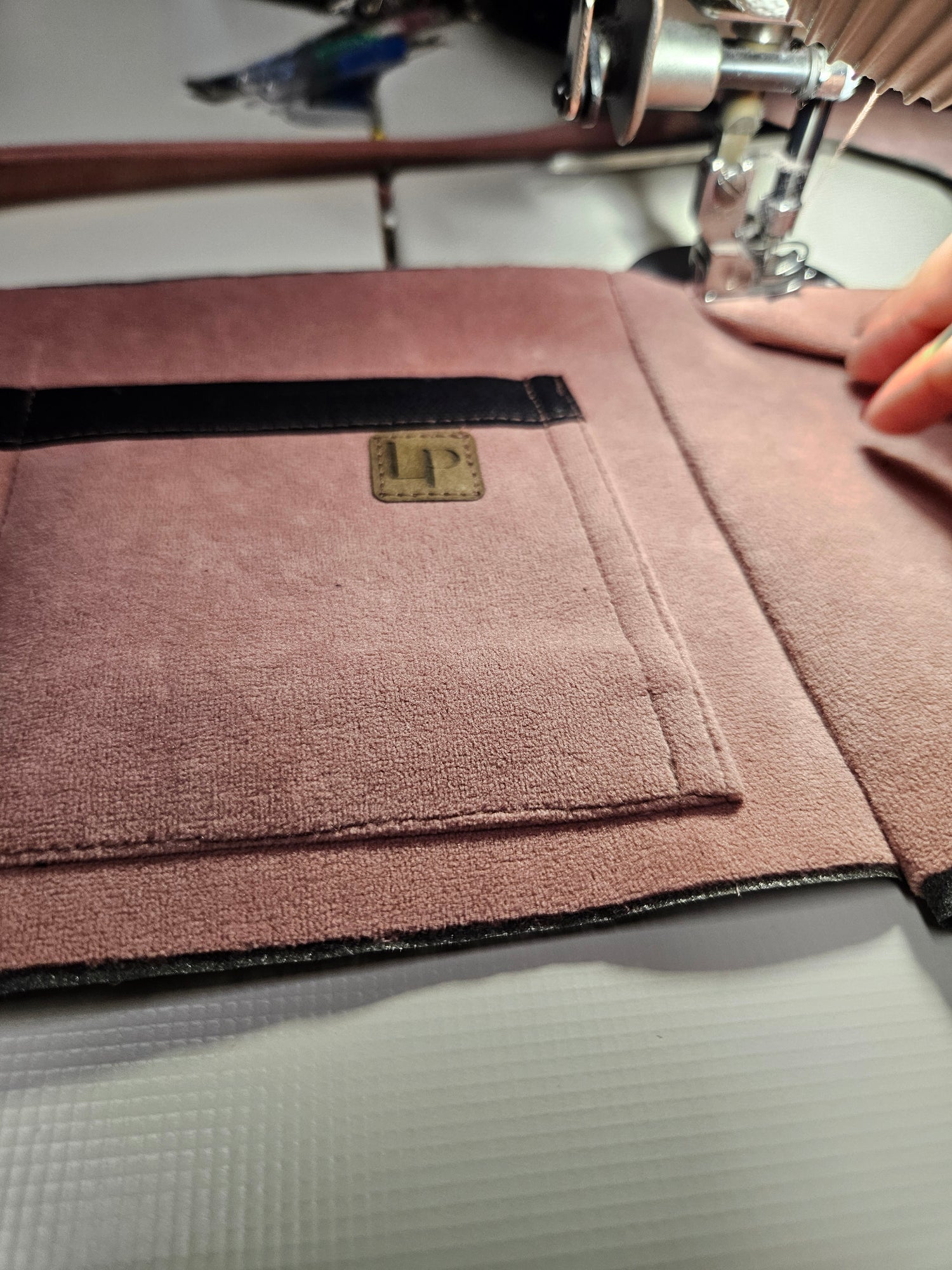 Handtaschenorganizer, hochwetig, handgenäht aus veganem Veloursleder