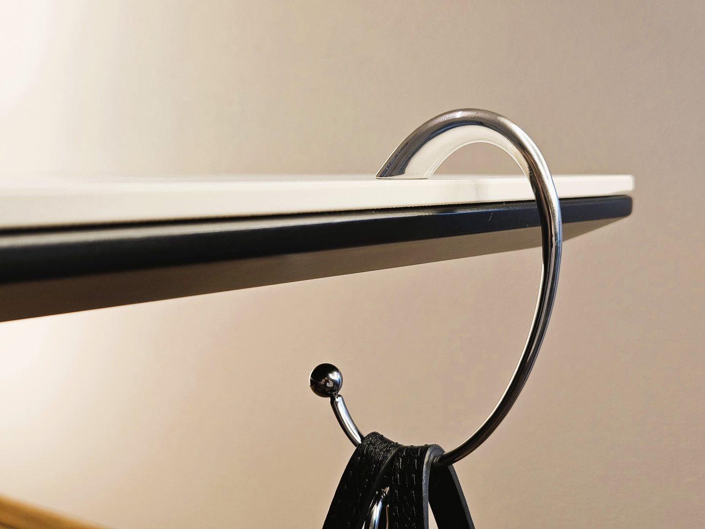 Taschenhalter für den Tisch - Metallfinish silber